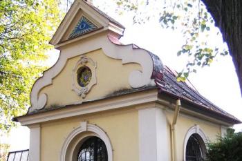 Morová kaple Panny Marie Pomocné na návrší Pukla ( © Jan P. Štěpánek 03/2007)