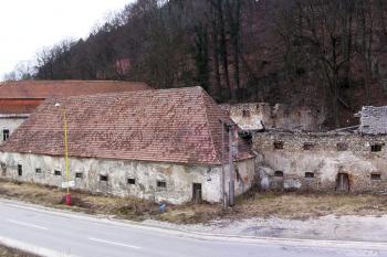 pohled na zámek i s chátrajícím hospodářským zázemím od severu ( © Jan P. Štěpánek 02/2008)
