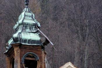 detail hodin ve štítě rizalitu a věžičky ( © Jan P. Štěpánek 02/2008)
