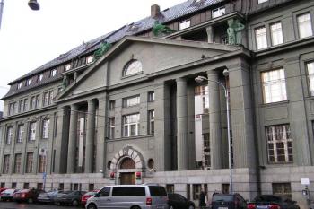 Vstupní  portikus objektu bývalé Živnobanky z Nádražní ulice ( © Jan P. Štěpánek 03/2007)
