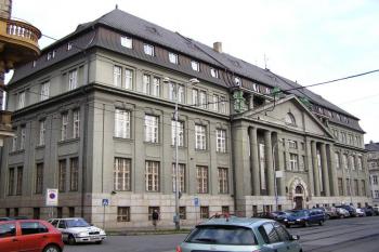 Pohled na bývalou Živnobanku od severozápadu ( © Jan P. Štěpánek 03/2007)