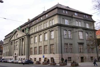 Objekt bývalé Živnobanky na Nádražní ulici od jihozápadu ( © Jan P. Štěpánek 03/2007)
