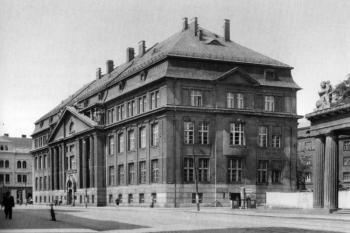 Živnostenská banka ve 30. letech 20. století ( © Zrození velkoměsta: J. Vybíral, ERA, Šlapanice 2003)