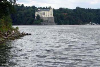 Zámek od východu (© Jiří Cukr 07/2005)