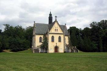 Schwarzenberská hrobka v zámeckém parku (© Jiří Cukr 07/2005)