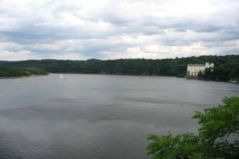 Zámek s hladinou vodní nádrže (© Jiří Cukr 07/2005)