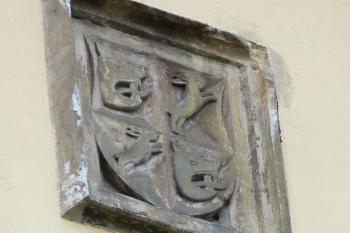  erb Zajíců z Házmburka na věži kostela (© František Kinař, 05/2012)
