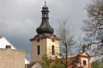 věž kostela z hradního nádvoří ( © Milan Caha 05/2008)