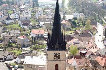 pohled od severu z hradní věže (© Pavel Zany Komárek 15. 4. 2009)