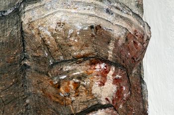 jedna z antropomorfních konzol presbytáře (© Pavel Zany Komárek 15. 4. 2009)