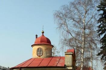 Marianská kaple s pomníkem (© Václav ŠABAT, 03/2007)
