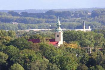 Pohled na slezskoostravský kostel sv. Josefa z věže moravskoostravské Nové radnice ( © Jan P. Štěpánek 10/2006)