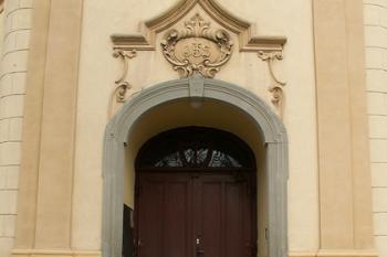 Vstupní portál hlavních dveří. ( © Miroslav BITTER 04/2007)