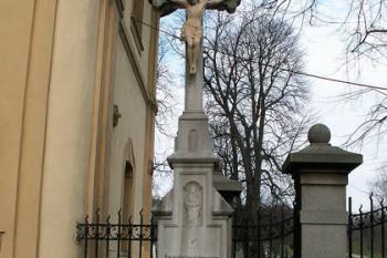Celkový pohled na kříž, který se nachází na pravé straně kostela. ( © Miroslav BITTER 04/2007)