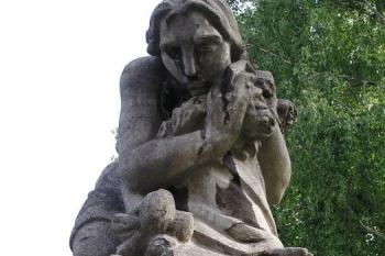zvláštní socha střežící bránu při severním vstupu do areálu hřbitova ( © Jan P. Štěpánek 05/2007)