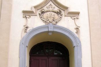 Hlavní vstupní portál do kostela ( © Jan P. Štěpánek 05/2007)