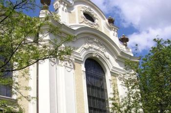 Pohled na část jižní fronty kostela ( © Jan P. Štěpánek 05/2007)