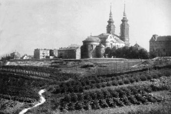 Pohled na na Mariánské Hory zhruba z dnešní Novinářské ulice v roce 1910 ( © Zmizelá Morava a Slezsko-Ostrava: B. Navrátil, Paseka, Praha 2007)