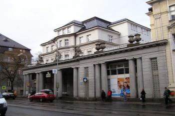 Pohled od jihozápadu na objekt bývalé České banky Union na Nádražní třídě ( © Jan P. Štěpánek 03/2007)