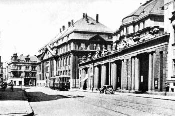 Nádražní ulice s bývalou Českou bankou Union (vpravo) a Živnostenskou bankou ( © K. Kuča: Města a městečka v Čechách, na Moravě a ve Slezsku, Libri, Praha 2000)