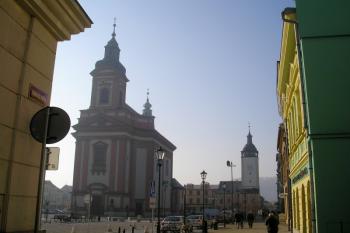 ranní pohled na kostel a starou radnici od severu ( © Ondřej Štěpánek 03/2007)