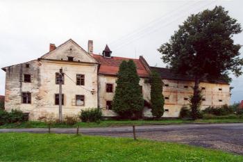 Tvrz přestavěná na zámeček z prostoru návsi ( © Filip Matoušek 07/2002)