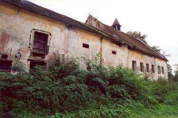 Zadní průčelí ( © Filip Matoušek 07/2002)