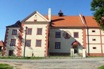 Ostrolovský Újezd - průčelí zámku (© Jiří Cukr, 05/2007)