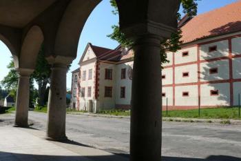 Zámek v Ostrolovském Újezdě (© Jiří Cukr, 05/2007)