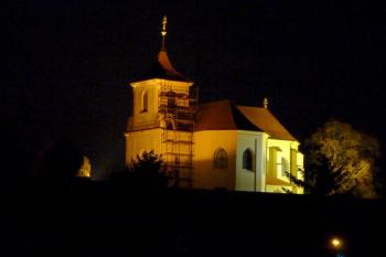 Kostel svatého Apolináře v Sadské ( © František Kinař 05/2017)