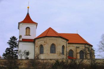 Kostel sv. Apolináře v Sadské ( © Pavel Vítek 03/2007)