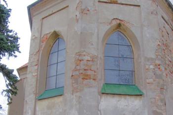 Kostel sv. Apolináře v Sadské ( © Pavel Vítek 03/2007)