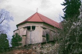 Kostel sv. Apolináře v Sadské ( © Pavel Vítek 03/2007)