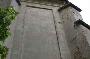 Obrys gotického okna ve stěně presbytáře (© Ivan Grisa, 06/2008)
