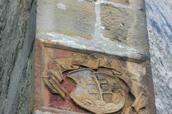 Hornouherský znak na jednom z opěráků kostela ( © Jan P. Štěpánek 08/2006)