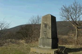 Košík - pomník Kristiana Gassauera (© Milan Caha, 03/2007)