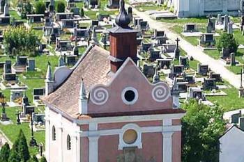 Pohled na kapli z radniční věže (© Kryštof Šťastný, 08/2006)