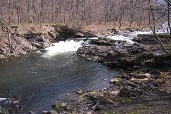 Celkový pohled na peřeje na řece Ostravici ( © Jan P. Štěpánek 03/2007)
