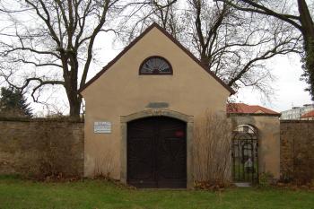 vstup na hřbitov (© Rodochrozit        , 11/2013)