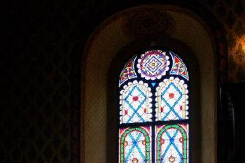Vytrážové okno v židovské synagoze. ( © Radovan Smokoň 03/2007)