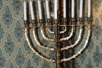 Osmiramenný svícen v synagoze. ( © Radovan Smokoň 03/2007)