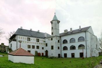 Vnitřní nádvoří zámku (© 2002 Vlky, Jiří Čížek)