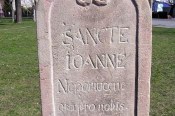 Spodní část podstavce sochy s latinským nápisem a datováním 1837 ( © Jan P. Štěpánek 04/2007)