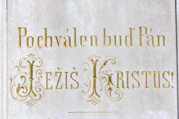 Detail nápisu na podstavci kříže před vstupem do kostela (© Jan P. Štěpánek, 04/2007)
