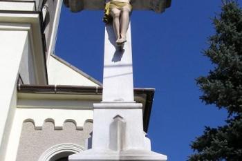 Horní část kříže před kostelem (© Jan P. Štěpánek, 04/2007)