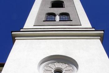 Průčelní věž kostela (© Jan P. Štěpánek, 04/2007)