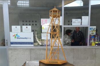 Rozhledna Velký Kosíř - základní kámen a model původní rozhledny (© Ivo Rozehnal, 04/2014)
