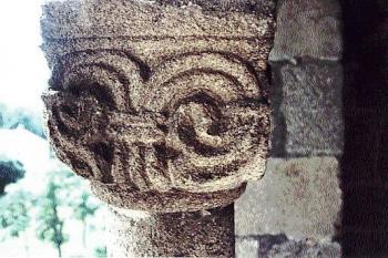 Hlavice sdruženého okénka v jižní stěně věže (© Jan Sommer, 09/2006)