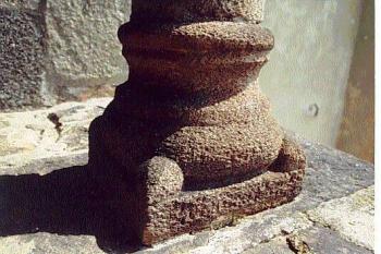 Patka sloupku sdruženého okénka v jižní stěně věže (© Jan Sommer, 09/2006)
