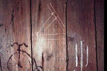 Pozoruhodný detail - malůvka kostitřasu na východní stěně bedněného patra věže (© Jan Sommer, 09/2006)